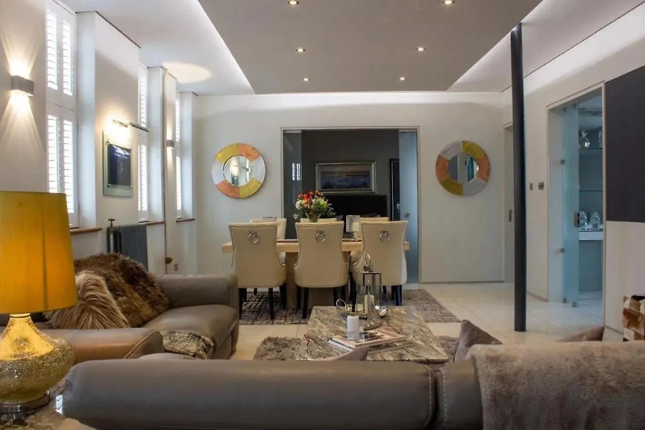 Luxury King Suite: Tub, Wifi And Central Location Swansea