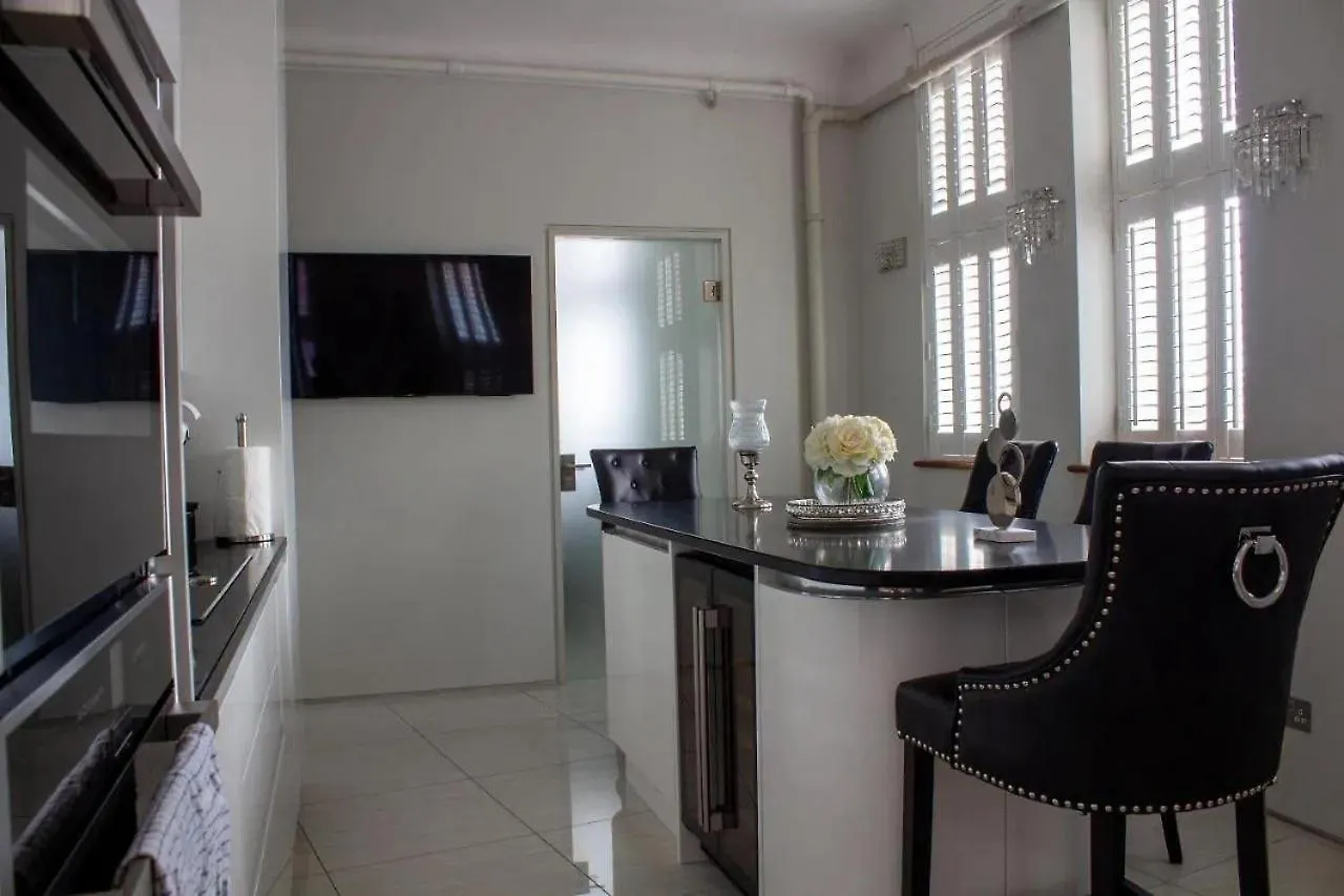 Luxury King Suite: Tub, Wifi And Central Location Swansea Apartment