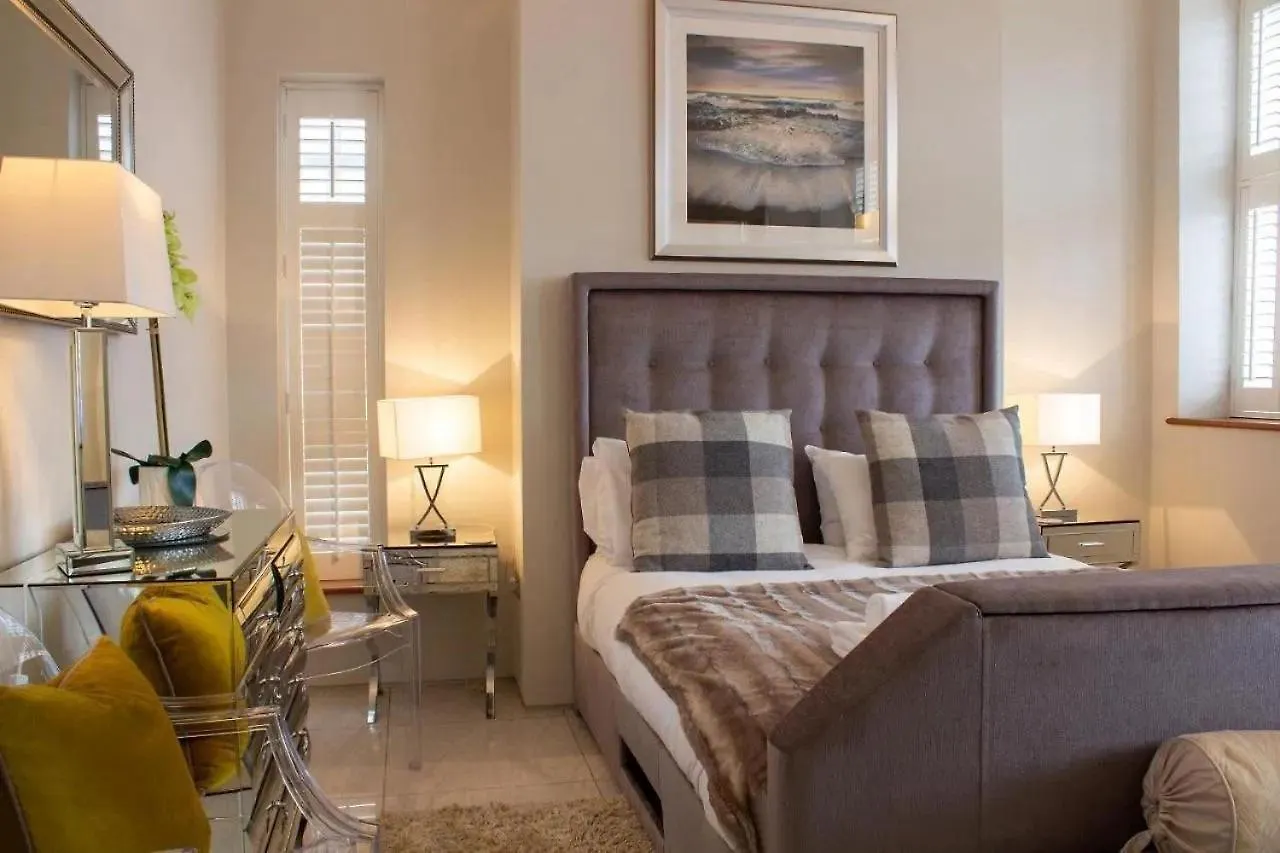 Luxury King Suite: Tub, Wifi And Central Location Swansea United Kingdom