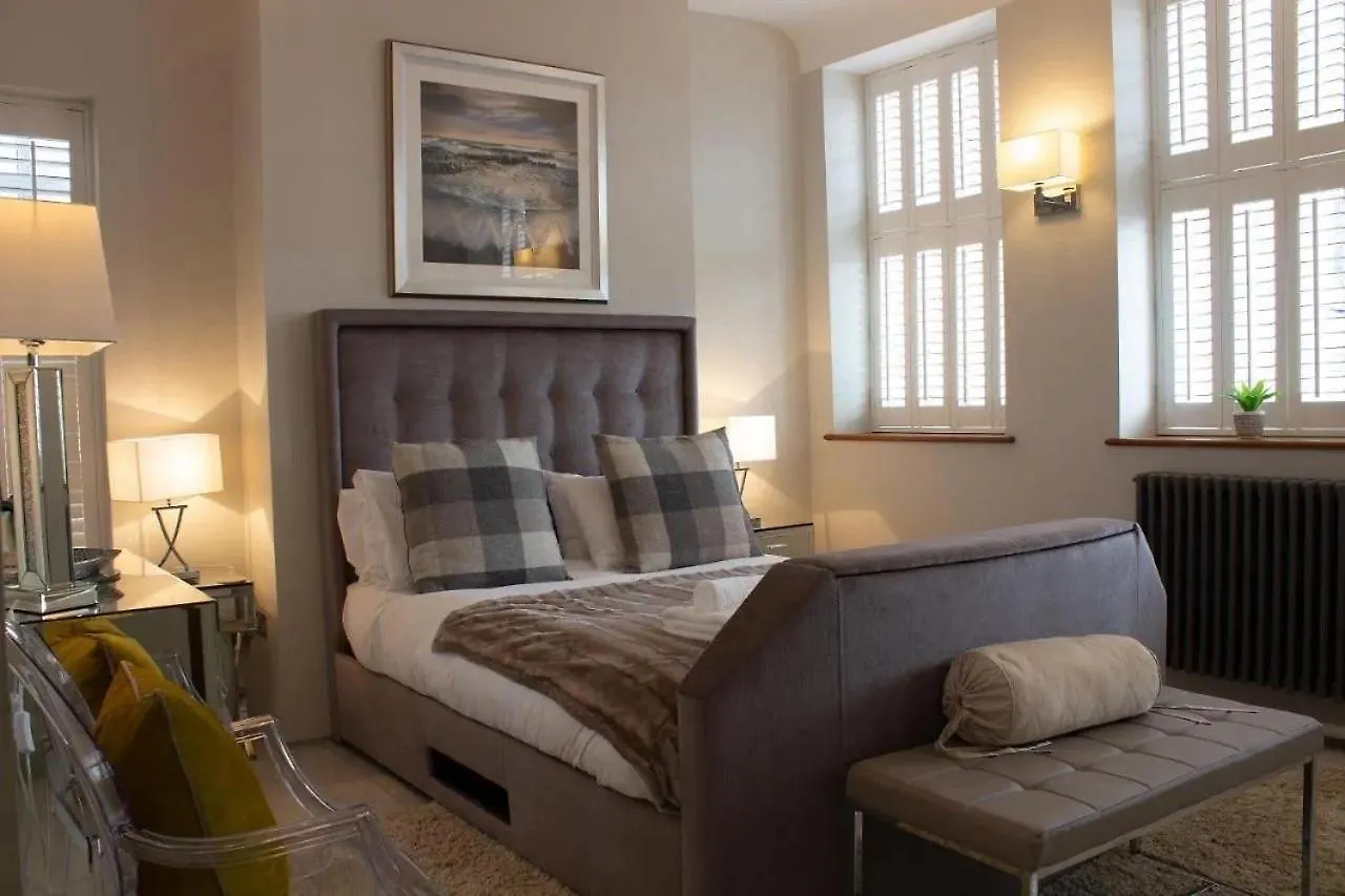 Luxury King Suite: Tub, Wifi And Central Location Swansea Apartment