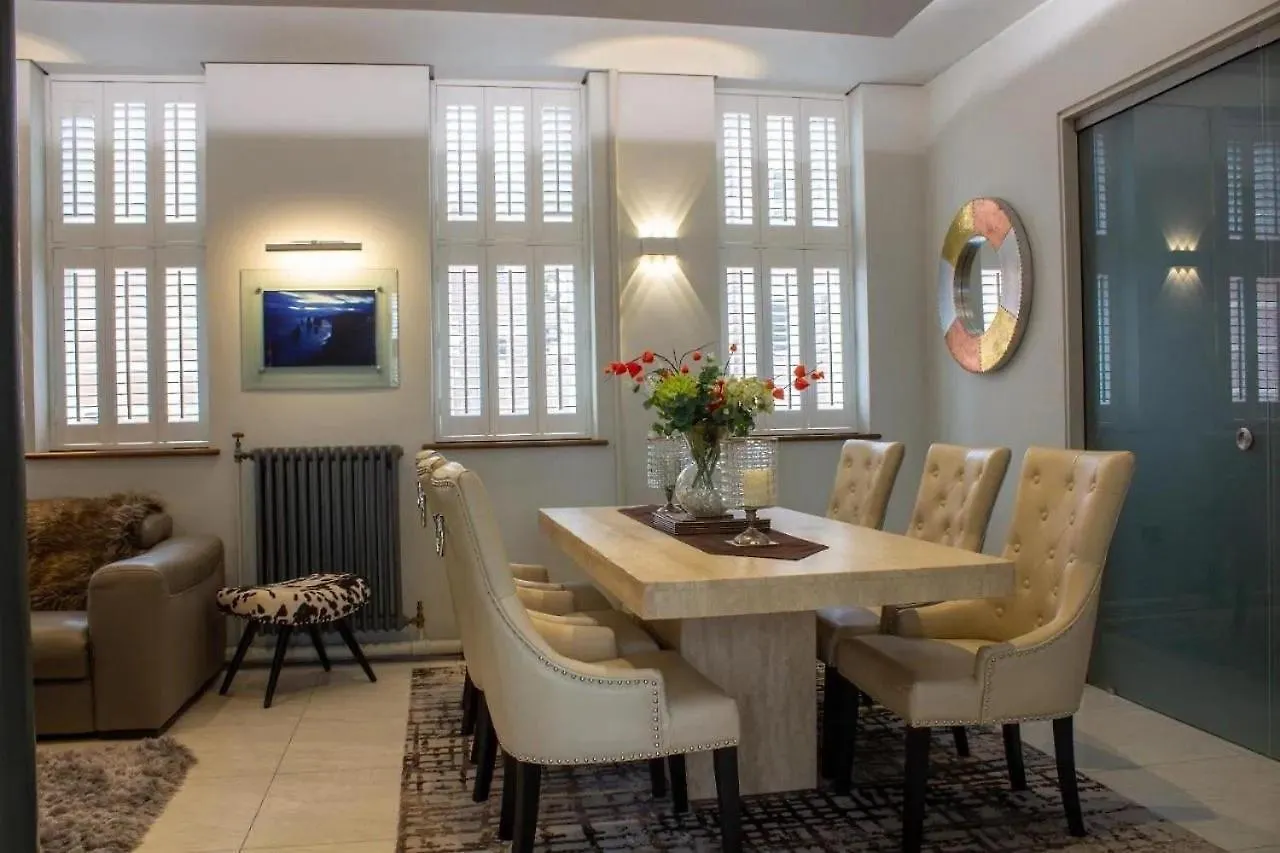 Apartment Luxury King Suite: Tub, Wifi And Central Location Swansea United Kingdom