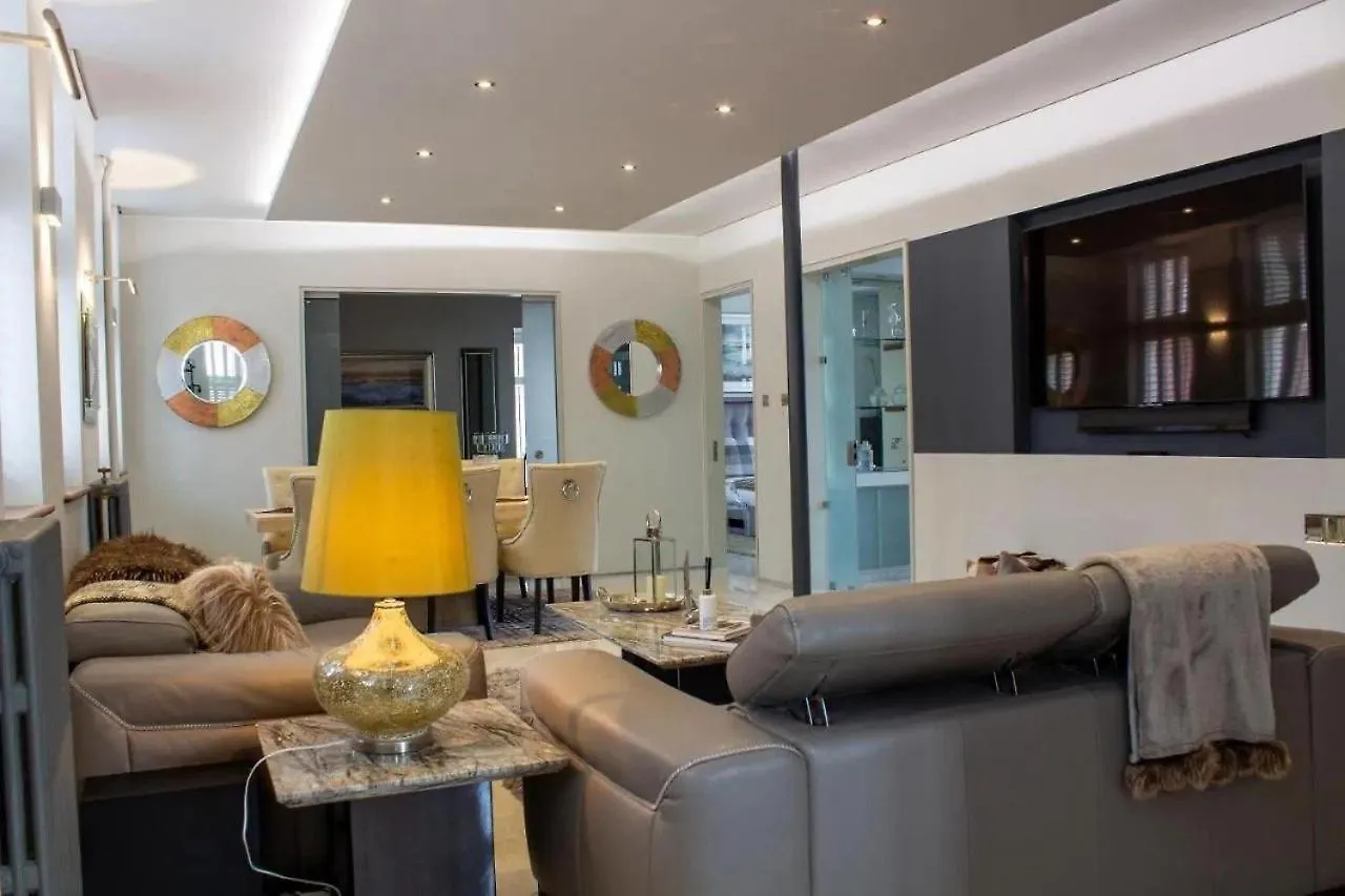 Apartment Luxury King Suite: Tub, Wifi And Central Location Swansea United Kingdom
