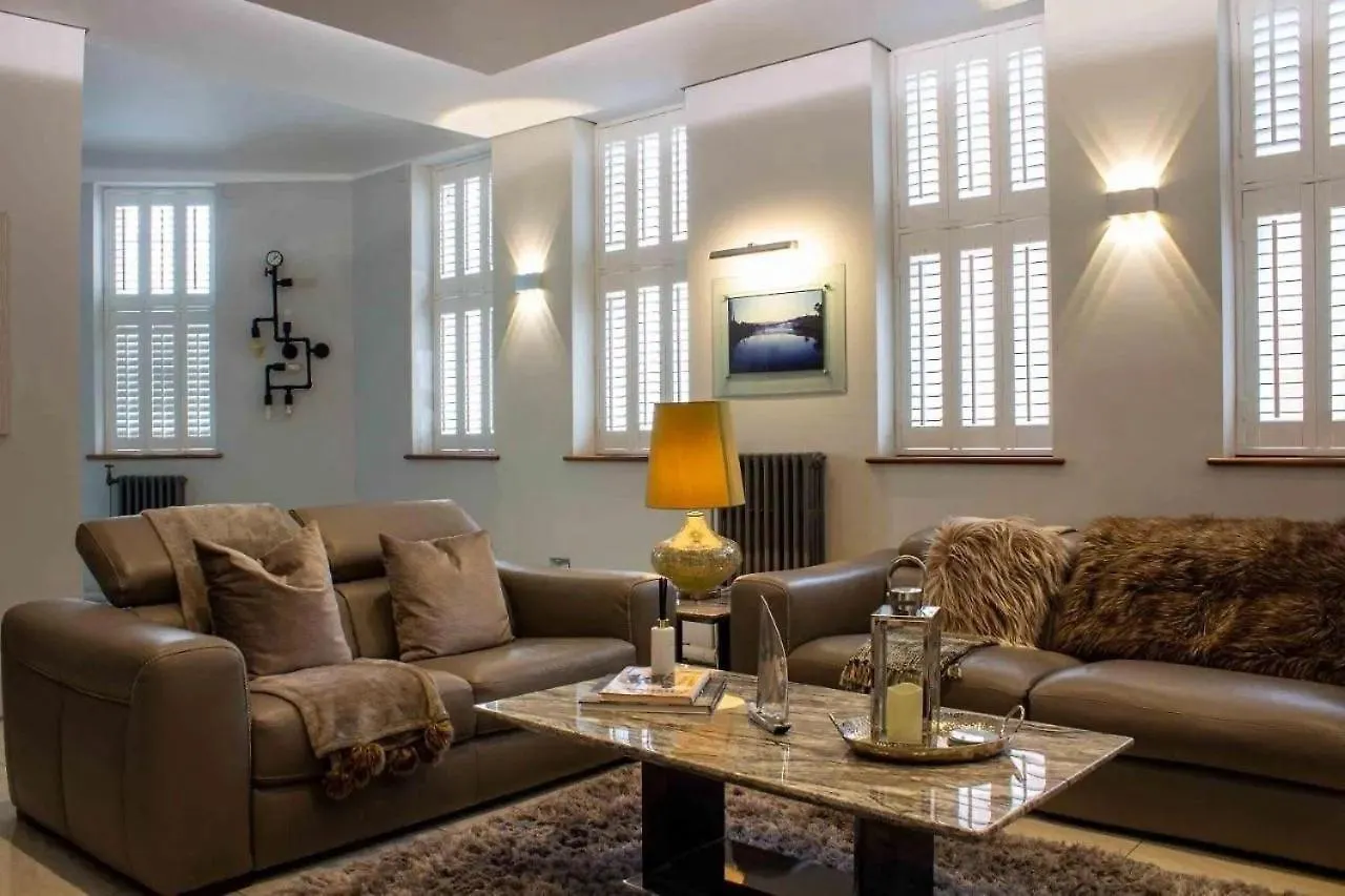 Luxury King Suite: Tub, Wifi And Central Location Swansea United Kingdom