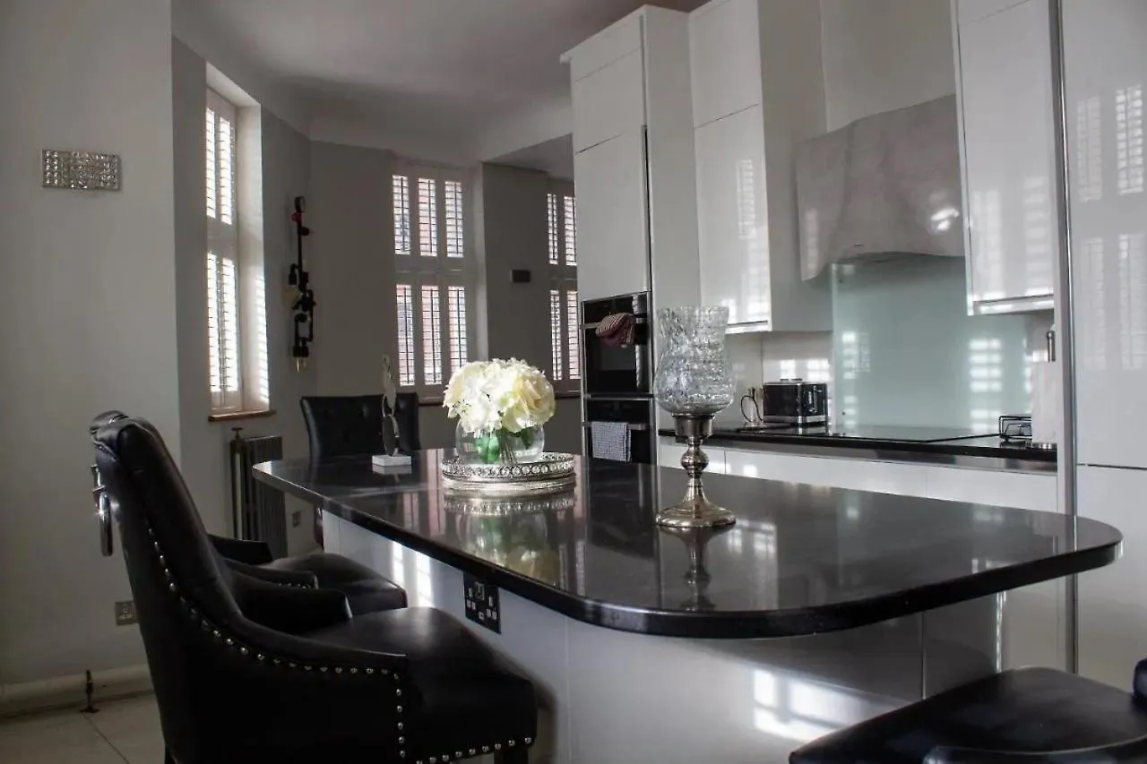 Luxury King Suite: Tub, Wifi And Central Location Swansea