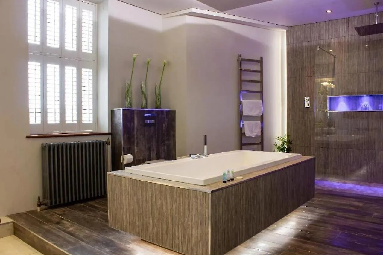 Luxury King Suite: Tub, Wifi And Central Location Swansea Apartment