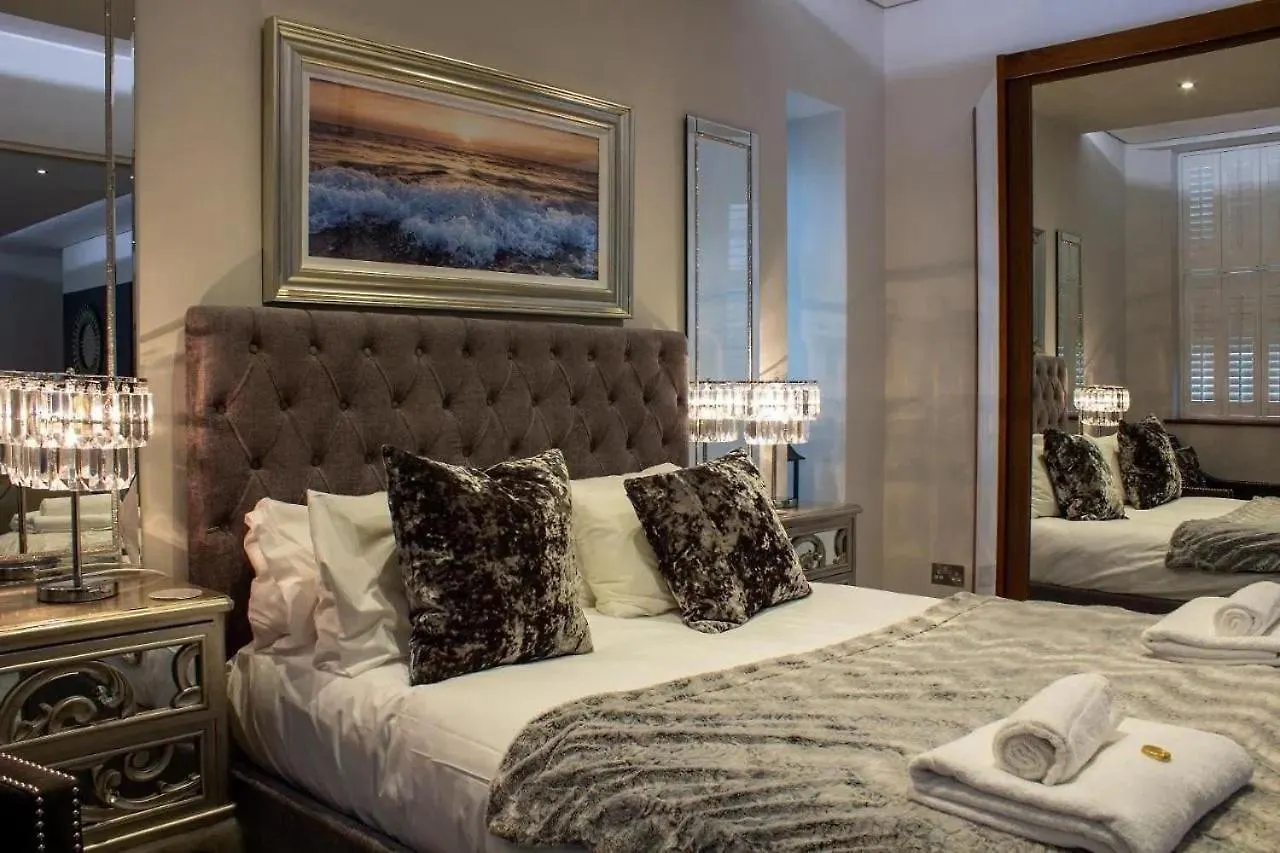 Luxury King Suite: Tub, Wifi And Central Location Swansea